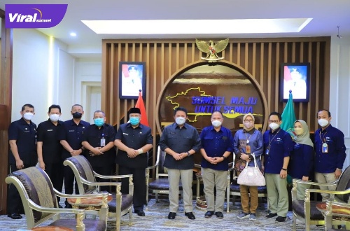 Gubernur Sumsel Herman Deru saat menerima Menerima Direktur Utama PT. RS Pelabuhan Jakarta di ruang tamunya, Kamis (21/4/2022) siang. Foto : viralsumsel.com/win