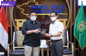 Gubernur Herman Deru saat menerima jajaran direksi PT MRT Jakarta (Perseroda) di ruang tamunya, Kamis (21/4/2022) siang. Foto : viralsumsel.com/win