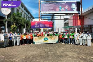 Direktur PT Jasa Raharja Rivan Purwantono saat foto bersama sesuai berbagai dengan Driver Ojol. Foto : Viralsumsel/Nto