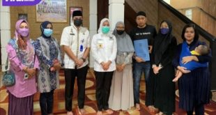 Wakil Walikota Palembang Fitrianti Agustinda Melayat Ke Rumah Almarhum Palarudin di dampingi oleh Sekretaris Camat Kertapati Rifandi Putra,S.STP.,M.Si. Foto : Viralsumsel/Nto