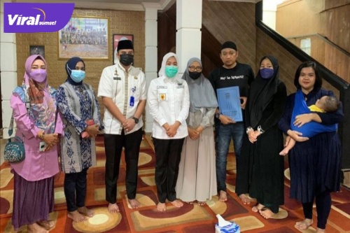 Wakil Walikota Palembang Fitrianti Agustinda Melayat Ke Rumah Almarhum Palarudin di dampingi oleh Sekretaris Camat Kertapati Rifandi Putra,S.STP.,M.Si. Foto : Viralsumsel/Nto