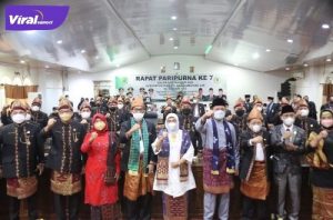 Gubernur Sumsel H Herman Deru pose bersama ketika menghadiri rapat paripurna HUT ke 9 Kabupaten PALI, Jum’at (22/4/2022). Foto : viralsumsel.com/win