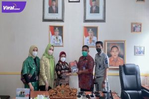 PT Jasa Raharja Cabang Sumsel saat berfoto bersama kunjungan dari kementerian PAN-RB ke Samsat provinsi Sumsel. Foto : Viralsumsel/Nto