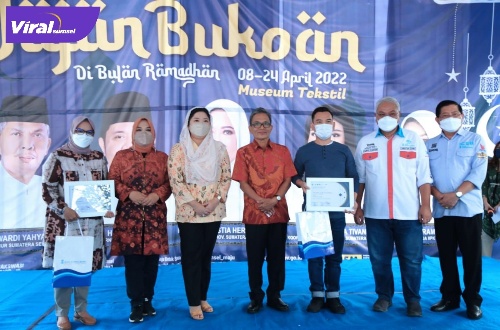 Sekda Sumsel S. A Supriono pose bersama usai resmi menutup Kegiatan Festival Ramadhan Jajan Bukoan di Museum Tekstil, Minggu (24/4/2022) sore. Foto : viralsumsel.com/win