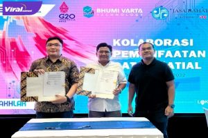 Munadi Herlambang saat berfoto dengan BVT dalam kerjasama Data Road Safety. Foto : Viralsumsel/Nto
