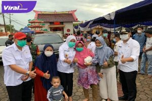 Wakil Walikota Palembang Fitrianti Agustinda Saat Menyapa Warga Di Bazar Ramadhan Kecamatan Jakabaring. Foto : Viralsumsel/Nto