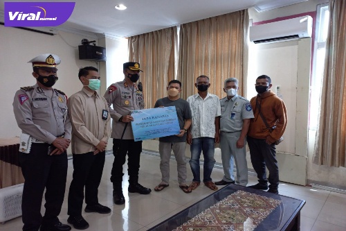 PT Jasa Raharja Cabang Sumatera Selatan dengan sigap telah menyerahkan santunan korban kecelakaan lalu lintas beberapa waktu lalu di Kabupaten Muratara. Foto : Viralsumsel/Nto