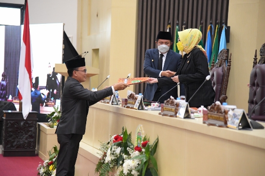 Pelapor Tim Perumus Rekomendasi; Antoni Yuzar, SH, MH pada Rapat Paripurna XLVIII (48) dengan Agenda Penyampaian Rekomendasi DPRD Prov. Sumsel kepada Gubernur Sumsel terhadap LKPJ Gubernur TA 2021. Foto : viralsumsel.com/ril