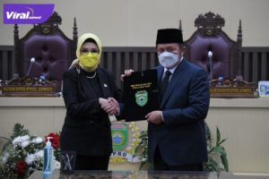Ketua DPRD Provisi Sumsel Hj RA Anita Noeringhati SH MH saat menerima LKPJ Gubernur Sumsel Tahun Anggaran (TA) 2021di gedung lantai III DPRD Sumsel Kamis (12/5/2022). Foto : viralsumsel.com/ril