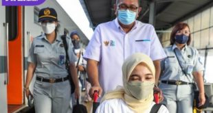 Perwakilan Kementerian BUMN dan PT Jasa Raharja Saat Menghantarkan Pemudik Yang Memakai Korsi Roda. Foto : Viralsumsel/Nto