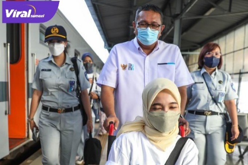 Perwakilan Kementerian BUMN dan PT Jasa Raharja Saat Menghantarkan Pemudik Yang Memakai Korsi Roda. Foto : Viralsumsel/Nto