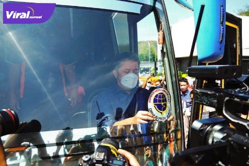 Gubernur Sumsel, H. Herman Deru melepas keberangkatan ratusan pemudik gratis ke kota tujuan dari terminal alang-alang Lebar  KM 12 Palembang, Jumat (29/4/2022). Foto : viralsumsel.com/win
