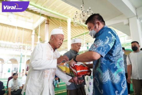 Gubernur Sumsel H. Herman Deru santuni anak yatim dan kaum dhuafa yang diberikan secara simbolis di Masjid Kiai Muara Ogan Kertapati Palembang, Minggu (1/5/2022). Foto : viralsumsel.com/win