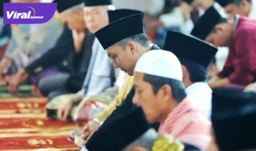 Bupati Kabupaten Ogan Ilir, Panca Wijaya Akbar S.H Sholat Hari Raya Idul Fitri 1443 H/ 2022 di Masjid Al-Ikhwan Desa Ulak Kerbau Baru Kec. Tanjung Raja. Senin (2/5/2022). Foto : viralsumsel.com/jun