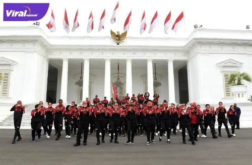 Presiden RI Joko Widodo pose bersama usai melepas kontingen Indonesia yang akan berlaga di pesta olahraga SEA Games XXXI Vietnam 2021 di Halaman Istana Merdeka, Jakarta, Senin (09/05/2022). Foto : ist