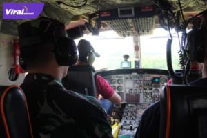 Komandan Kodim 0402/OKI Letkol Inf Hendra Saputra S.Sos.,M.M.,M.I.Pol melaksanakan patroli udara serta meninjau lokasi rawan terjadinya kebakaran Hutan dan Lahan di Kab. OKI Rabu(11/5/2022). Foto : viralsumsel.com/fir