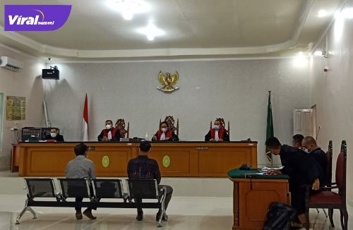 Suasana sidang dua terdakwa pemalsuan tandatangan APBDess 2016-2019 Desa Simpang Tiga Makmur, Kecamatan Tulung Selapan, OKI, di Pengadilan Negeri Kayuagung, Selasa (10/5/2022). Foto : viralsumsel.com/fir