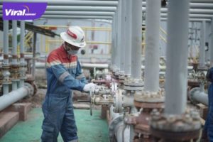 Salah satu pekerja melakukan kegiatan operasional di Stasiun Kompresor Gas I Pertamina EP Limau Field yang sudah berjalan seperti kondisi awal. Foto : viralsumsel.com/jamal