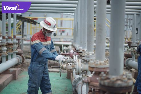 Salah satu pekerja melakukan kegiatan operasional di Stasiun Kompresor Gas I Pertamina EP Limau Field yang sudah berjalan seperti kondisi awal. Foto : viralsumsel.com/jamal