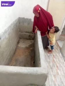 Warga menunjukkan kamar mandinya yang sudah tidak ada air. Foto : viralsumsel.com/eko