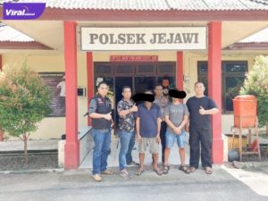 Dua pelaku pengeroyokan A (21) dan pelaku A (47) diserahkan kasus Batun Baru ke unit Reskrim Polsek Jejawi, Kamis (12/5/2022). Foto : viralsumsel.com/fir