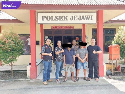 Dua pelaku pengeroyokan A (21) dan pelaku A (47) diserahkan kasus Batun Baru ke unit Reskrim Polsek Jejawi, Kamis (12/5/2022). Foto : viralsumsel.com/fir