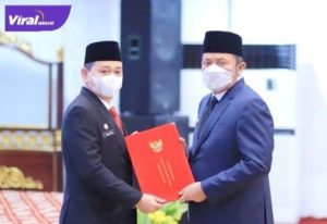 Gubernur Sumsel H. Herman Deru serahkan SK Pelaksana Harian (Plh), Bupati Muara Enim  kepada Kurniawan AP. MSi, Kamis (12/5/2022). Foto : viralsumsel.com/win
