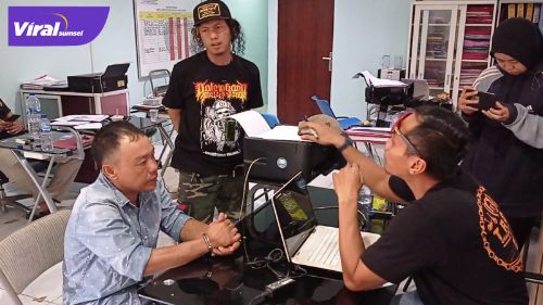 TS (37) juru parkir liar di Monpera, Palembang berhasil diamankan anggota Jatanras Ditreskrimum Polda Sumsel, Senin (16/5/2022). Foto : viralsumsel.com/kai