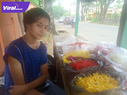 Puput penjual kembang di TPU Kandang Kawat. Foto : viralsumsel.com/arra