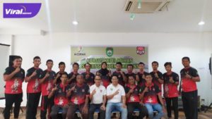 Sejumlah peserta pose beresama di sela pelatihan bagi wasit yang akan diturunkan pada pertandingan street soccer di FORNAS VI di Wisma Atlet, JSC, kemarin (16/5/2022). Foto : viralsumsel.com/alf