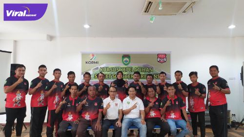 Sejumlah peserta pose beresama di sela pelatihan bagi wasit yang akan diturunkan pada pertandingan street soccer di FORNAS VI di Wisma Atlet, JSC, kemarin (16/5/2022). Foto : viralsumsel.com/alf
