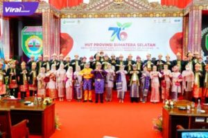 Ketua DPRD Sumsel; Hj. RA Anita Neoringhati, SH, MH didampingi Wakil Ketua; H.M. Giri Ramanda N Kiemas, SE, MM bersama Gubernur Sumsel; H. Herman Deru dan tamu undangan pose bersama usai Rapat Paripurna Istimewa Peringatan Hari Jadi Provinsi Sumatera Selatan Ke-76 di Dining Hall Jakabaring Sport City (17/5/2022). Foto : viralsumsel.com/ril