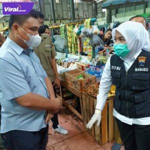 Wakil Walikota Palembang, Fitrianti Agustinda bersama BPOM sidak di Pasar 10 Ulu, Selasa (17/5/2022). Foto : viralsumsel.com/nto