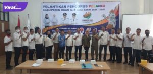 Pengurus Kabupaten PELANGI Ogan Ilir pose bersama Ketua KORMI Ogan Ilir usai pelantikan di aula TP PKK Ogan Ilir, Selasa 17 Mei 2022. Foto : viralsumsel.com/eka