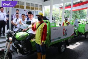 Wali Kota Palembang, H Harnojoyo menerima bantuan 5 unit motor roda tiga pengangkut sampah dari PT. KAI Divre 3 Sumsel di Rumah Dinasnya, Rabu (18/5/2022). Foto : viralsumsel.com/nto