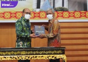 Bupati OKI, H. Iskandar, SE terima OpiniWTP dari Kepala BPK RI perwakilan Sumatera Selatan, Harry Purwaka di Aula Kantor Perwakilan BPK Sumatera Selatan, Rabu (18/5/2022). Foto : viralsumsel.com/fir