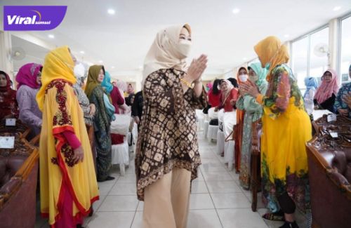Dewan Penasehat BKOW Sumsel, Hj Febrita Lustia Herman Deru saat halal bihalal di gedung BKOW Jalan Kapten A Rivai, Rabu (18/5/2022) pagi. Foto : viralsumsel.com/win