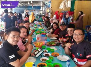 Ketua Pimda PKN Provinsi Sumsel Ir Hj Lucianty SE bersama masyarakat saat makan pindang di Rumah Makan BYCA, Jalan Kolonel Wahid Udin, Sekayu, Rabu (18/5/2022) siang. Foto : viralsumsel.com/ion