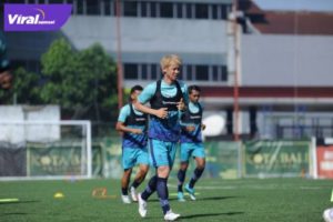 Pemain asal Jepang Ryohei Miyazaki ikuti seleksi sejak hari pertama Persib berlatih pada Selasa (17/5/2022) kemarin. Foto : LIB