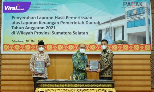 Bupati Ogan Ilir Panca Wijaya Akbar S.H serahkan Laporan Hasil Pemeriksaan Atas Laporan Keuangan Pemkab Ogan Ilir Tahun Anggaran 2021, di Kantor BPK Perwakilan Sumsel, Rabu (18/5/2022). Foto : viralsumsel.com/jun