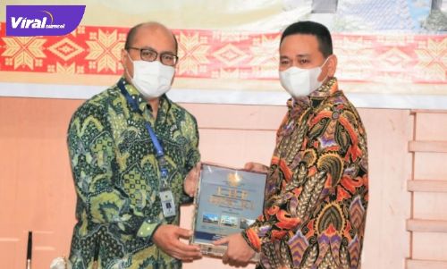 Plh Bupati Muara Enim Kurniawan terima WTP atas aporan Keuangan Pemerintah Daerah di Kantor BPK Perwakilan Sumatera Selatan, Kota Palembang, Rabu siang (18/5/2022). Foto : viralsumsel.com/ril