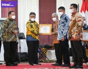Bupati OKI, H. Iskandar, SE mendapat penghargaan dari KPK pada rapat koordinasi program pemberantasan korupsi terintegrasi 2022 di Griya Agung Palembang, Kamis (19/5/2022). Foto : viralsumsel.com/fir