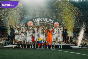 Euforia para pemain Eintracht Frankfurt mengangkat tropi gelar juara Liga Europa 2021/2022 usai kalahkan Glasgow Rangers lewat drama adu penalty dengan skor 5-4 (1-1) di Estadio Ramon Sanchez Pizjuan, dini hari tadi (19/5/2022). Foto : ig