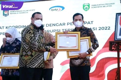 H.lr.Ridho Yahya.MM Walikota Prabumulih terima piagam penghargaan dari KPK RI pada acara Rapat koordinasi program pemberantasan korupsi terintegrasi 2022 di Griya Agung Palembang, Kamis (20/5/2022). Foto : viralsumsel.com/mal