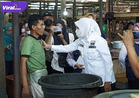 Wakil Walikota Palembang Fitrianti Agustinda bincang dengan pedagang saat sidak pasar tradisional, Pasar Sekip, Kecamatan Kemuning, Jumat (20/5/2022) pagi. Foto : viralsumsel.com/ril
