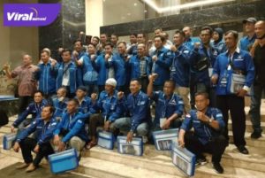 Bambang Irawan SH calon tunggal Ketua DPC Partai Demokrat Kabupaten OKI bersama ketua DPAC Partai Demokrat Keamatan se Kabupaten OKI usia Muscab di The Excelton Hotel, Palembang, Senin (23/5/2022). Foto : viralsumsel.com/ion