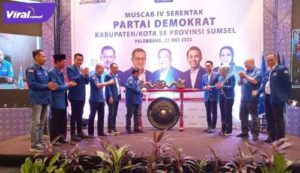 Kepala BPOKK DPP Partai Demokrat, Herman Khaeron, didampingi Ketua DPD Partai Demokrat Sumsel Cik Ujang pukul gong tanda pembukaan Muscab IV Serentak Partai Demokrat Kabupaten dan Kota se Sumsel di The Exelton Hotel, Palembang, Senin (23/5/2022). Foto : viralsumsel.com