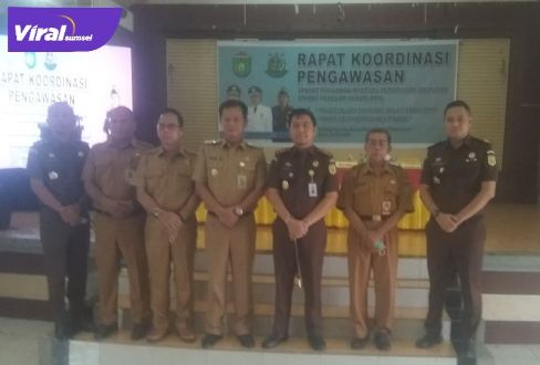 Wakil Walikota Prabumulih, Andriansyah Fikri SH dan Kajari Prabumulih, Roy Riadi SH usai buka Rapat Koordinasi Pengawasan pengelolaan dana BOS tingkat SD dan SMP, Senin, (23/5/2022). Foto : viralsumsel.com/mal