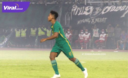 Wahyudi alias Ucok saat dalam laga uji coba Persebaya versus Persis Solo. Foto : net