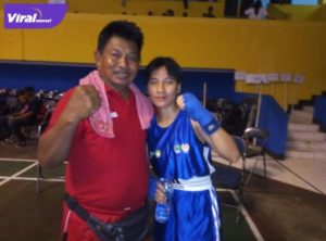 Kurnia Ilahi petinju putri PALI yang turun di kelas 50-52 kg bersama pelatihnya Usman Tes. Foto : viralsumsel.com/eko